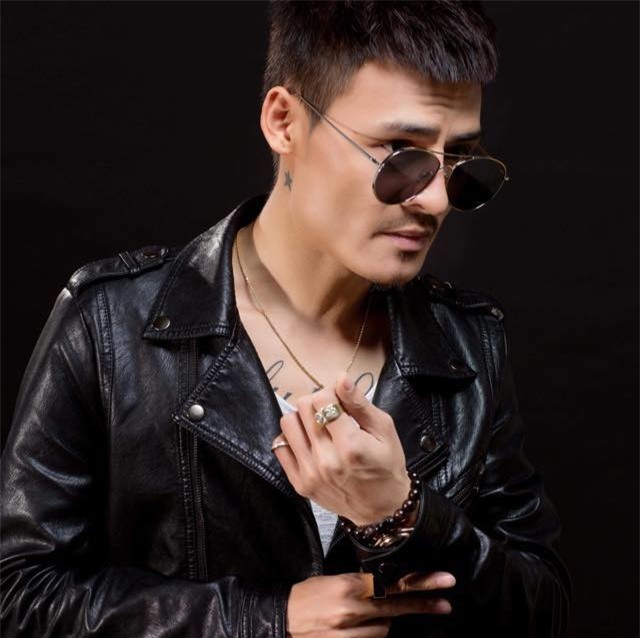 Bị chê bai chất giọng, Hoa Vinh tung clip hát trong quán karaoke-1