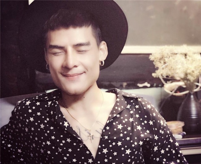 Bị chê bai chất giọng, Hoa Vinh tung clip hát trong quán karaoke-2