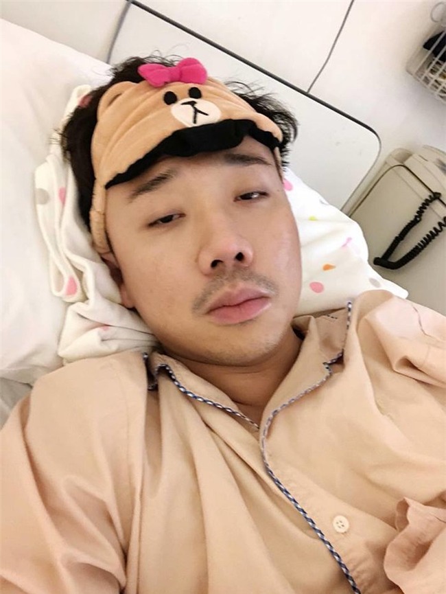 Gương mặt thiếu sức sống của Trấn Thành lúc nằm tại bệnh viện. - Tin sao Viet - Tin tuc sao Viet - Scandal sao Viet - Tin tuc cua Sao - Tin cua Sao