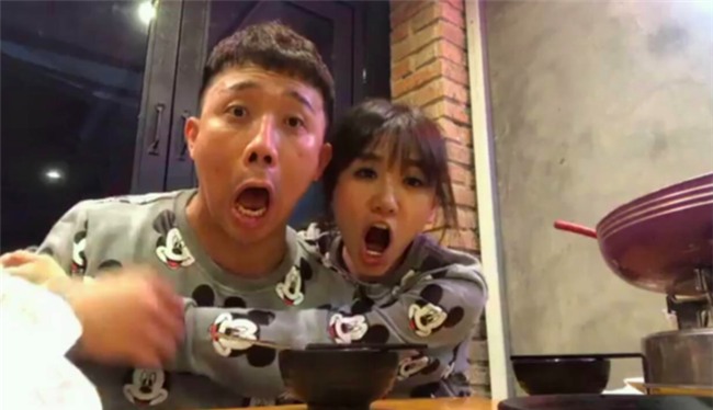 Cả hai cùng đi ăn tối để tẩm bổ lại cho Trấn Thành sau nhiều ngày anh chỉ được ăn cháo theo yêu cầu của bác sĩ. Họ còn livestream, tương tác với người hâm mộ trong lúc dùng bữa. - Tin sao Viet - Tin tuc sao Viet - Scandal sao Viet - Tin tuc cua Sao - Tin cua Sao