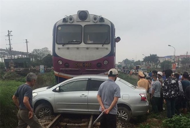 Xế hộp chết máy trên đường bị tàu hỏa đâm trúng