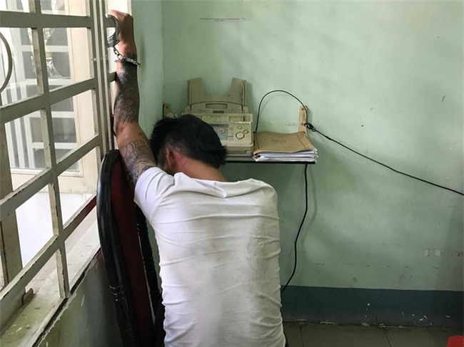 Vụ chiến sĩ CSGT bị ô tô chở thuốc lá lậu tông văng xuống đường: 2 tài xế dương tính với ma tuý - Ảnh 1.