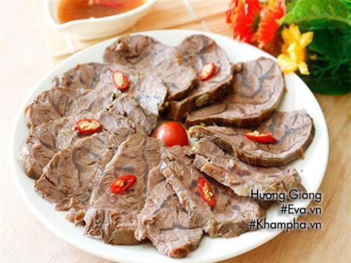 Dùng gừng nướng xát vào thịt bò để giảm mùi gây