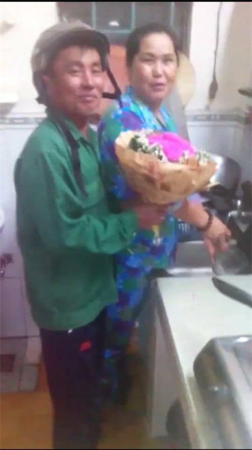 Clip người đàn ông trung tuổi ôm bó hoa hồng về tặng vợ nhân dịp 8/3 khiến nhiều người ghen tị - Ảnh 1.