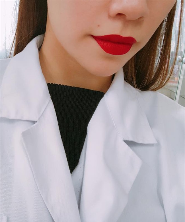 Vừa tung dòng son môi của riêng mình, son đỏ của Hồ Ngọc Hà đã cháy hàng ngay lập tức - Ảnh 2.