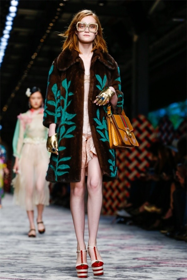 Tung ảnh với bikini nóng bỏng, Hương Giang bị soi đến tận đôi giày!-10