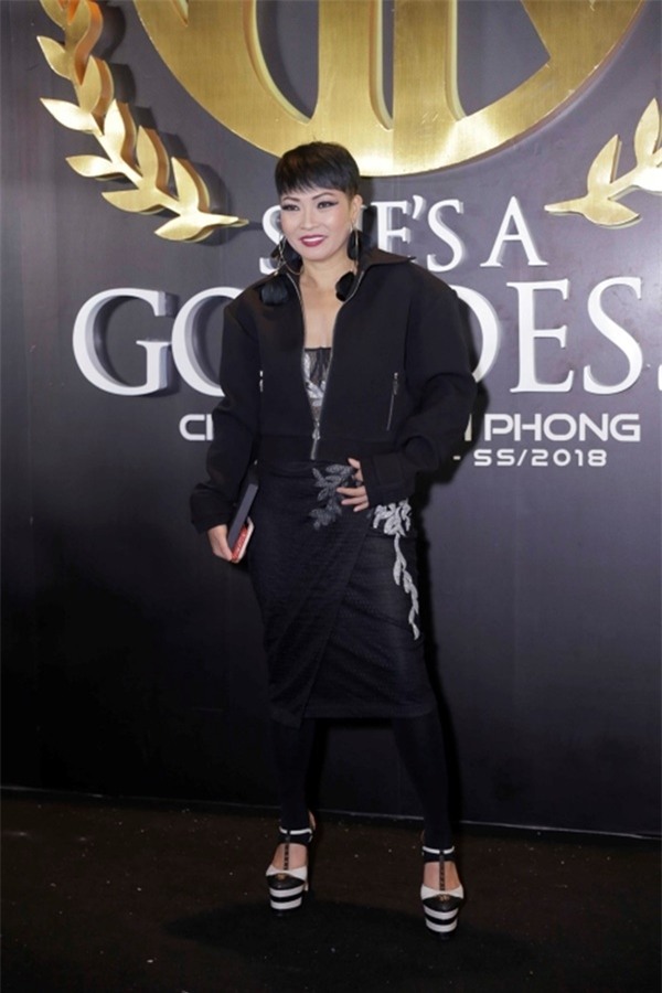 Tung ảnh với bikini nóng bỏng, Hương Giang bị soi đến tận đôi giày!-7