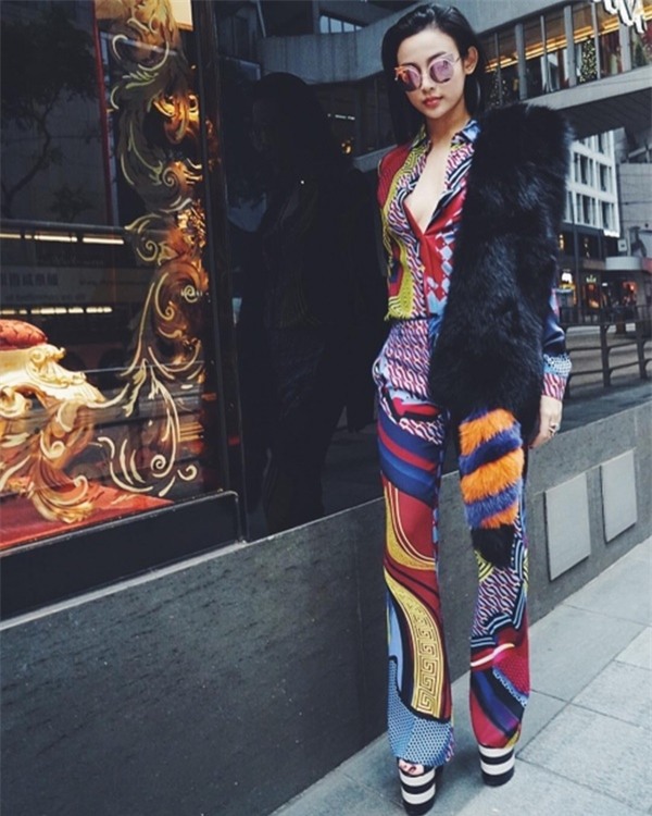 Tung ảnh với bikini nóng bỏng, Hương Giang bị soi đến tận đôi giày!-9