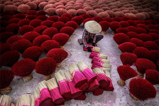 Tác phẩm Làm Hương của Nhiếp ảnh gia Trần Tuấn Việt