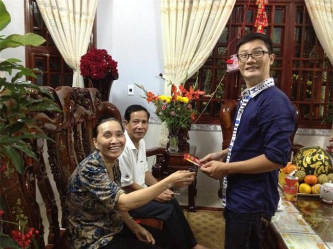 hoang bach tiet lo ve nguoi me dac biet: "me vo rat tin tuong, thuong toi nhu con ruot" - 1