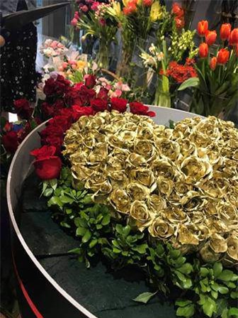 qua tang 8/3: dai gia tang vo bo hoa hong 300 bong, gia 30 trieu - 3