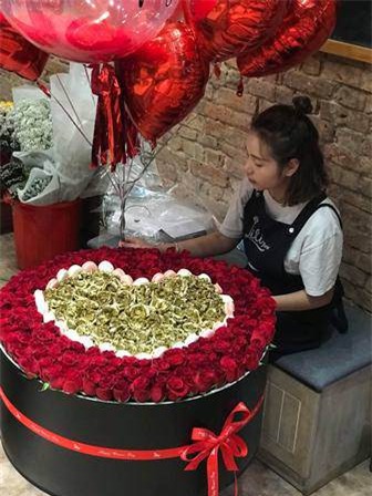 qua tang 8/3: dai gia tang vo bo hoa hong 300 bong, gia 30 trieu - 4