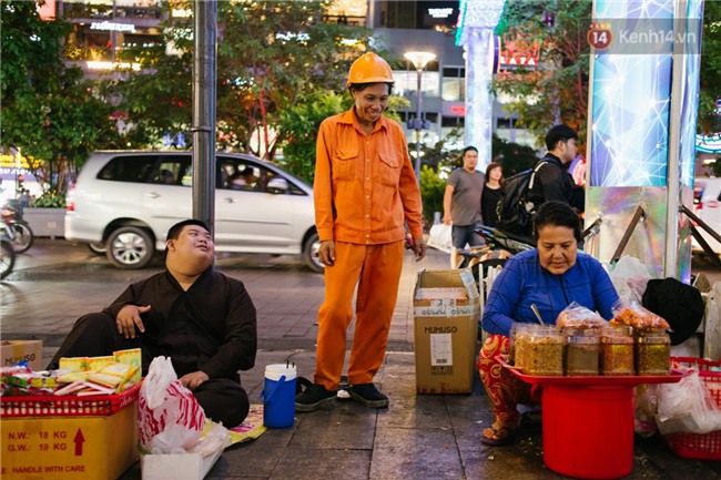 Chuyện má con thằng khờ bán hàng rong ở phố đi bộ Sài Gòn: 19 năm một mình đi tìm nụ cười cho con - Ảnh 9.