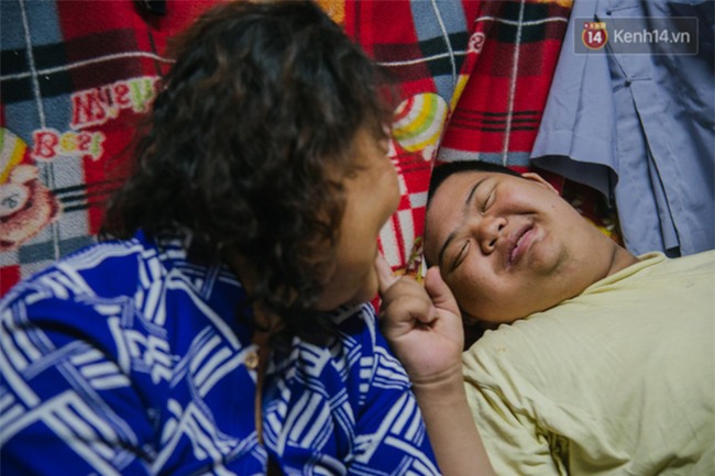 Chuyện má con thằng khờ bán hàng rong ở phố đi bộ Sài Gòn: 19 năm một mình đi tìm nụ cười cho con - Ảnh 11.