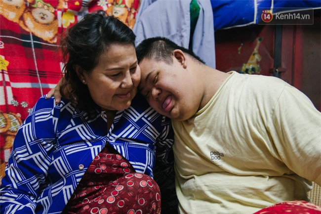 Chuyện má con thằng khờ bán hàng rong ở phố đi bộ Sài Gòn: 19 năm một mình đi tìm nụ cười cho con - Ảnh 11.