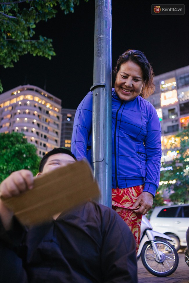 Chuyện má con thằng khờ bán hàng rong ở phố đi bộ Sài Gòn: 19 năm một mình đi tìm nụ cười cho con - Ảnh 11.