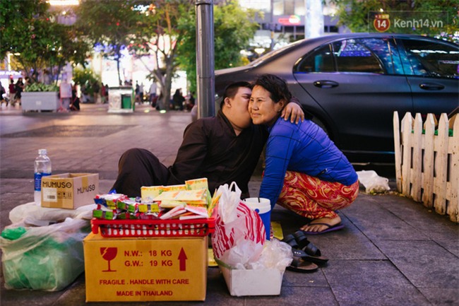 Chuyện má con thằng khờ bán hàng rong ở phố đi bộ Sài Gòn: 19 năm một mình đi tìm nụ cười cho con - Ảnh 11.