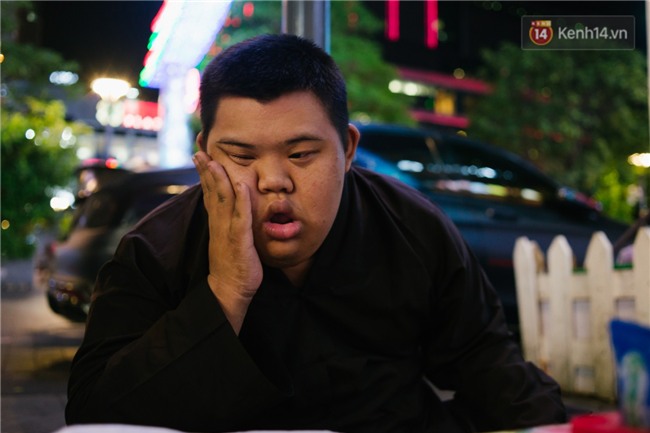 Chuyện má con thằng khờ bán hàng rong ở phố đi bộ Sài Gòn: 19 năm một mình đi tìm nụ cười cho con - Ảnh 2.