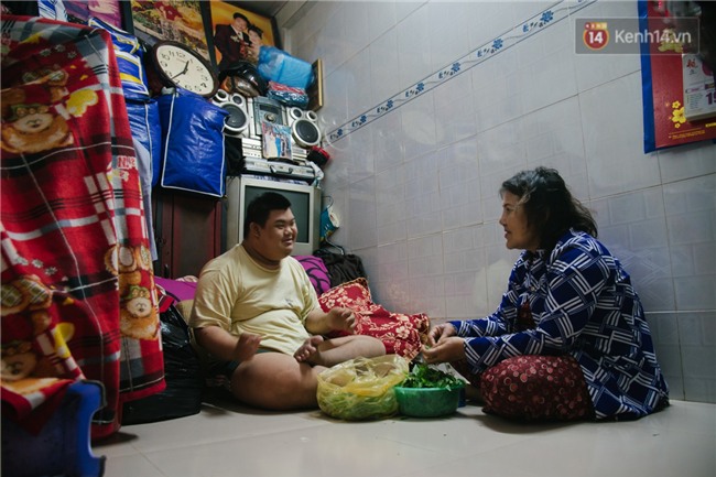 Chuyện má con thằng khờ bán hàng rong ở phố đi bộ Sài Gòn: 19 năm một mình đi tìm nụ cười cho con - Ảnh 3.