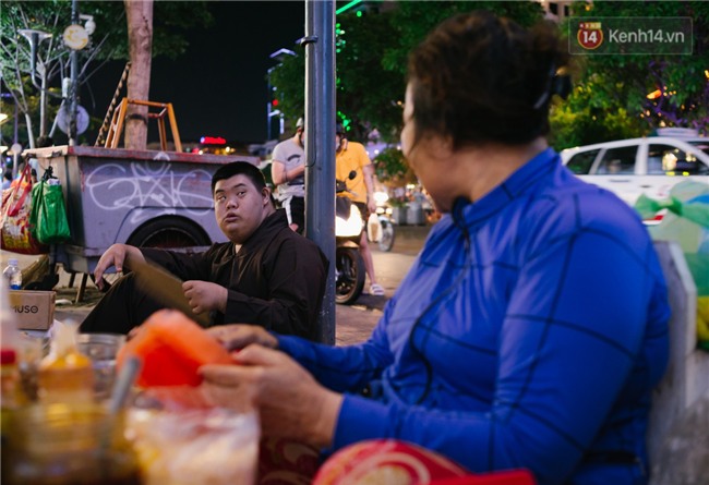 Chuyện má con thằng khờ bán hàng rong ở phố đi bộ Sài Gòn: 19 năm một mình đi tìm nụ cười cho con - Ảnh 4.