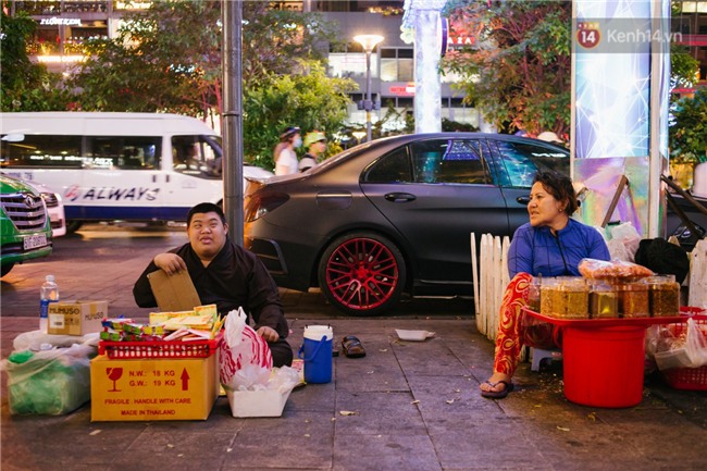 Chuyện má con thằng khờ bán hàng rong ở phố đi bộ Sài Gòn: 19 năm một mình đi tìm nụ cười cho con - Ảnh 7.