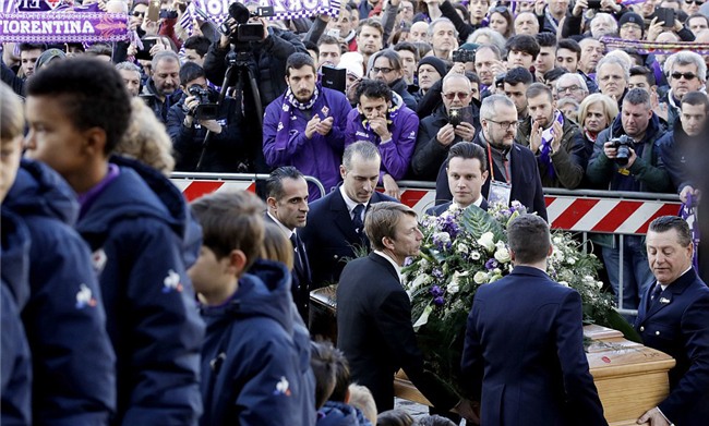 Hang nghin fan va cac sao Serie A tien dua cau thu xau so hinh anh 4