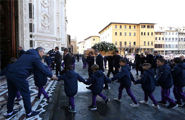 Hang nghin fan va cac sao Serie A tien dua cau thu xau so hinh anh 5