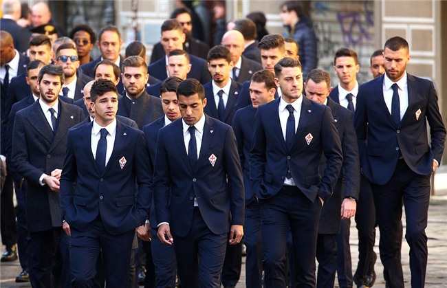 Hang nghin fan va cac sao Serie A tien dua cau thu xau so hinh anh 7