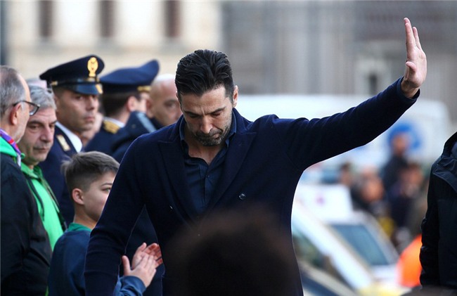 Hang nghin fan va cac sao Serie A tien dua cau thu xau so hinh anh 8