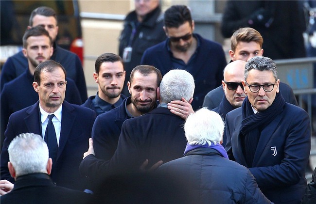 Hang nghin fan va cac sao Serie A tien dua cau thu xau so hinh anh 9