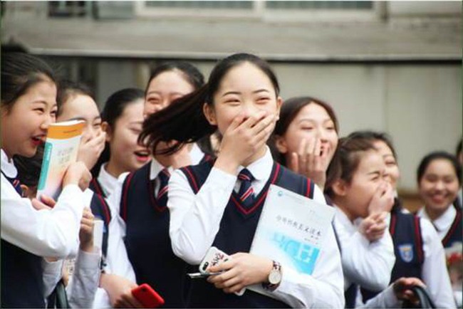 Nam sinh trường người ta khiến bao cô nàng ghen tị: Thuê xe đạp, cột bóng bay đèo các bạn nữ nhân ngày Con gái 7/3