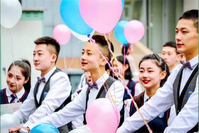 Nam sinh trường người ta khiến bao cô nàng ghen tị: Thuê xe đạp, cột bóng bay đèo các bạn nữ nhân ngày Con gái 7/3