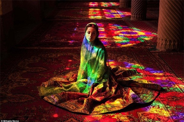 Cô gái bên trong một nhà thờ Hồi giáo ở Iran