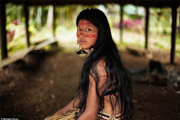Chân dung của một cô gái thổ dân châu Mỹ được Noroc chụp lại