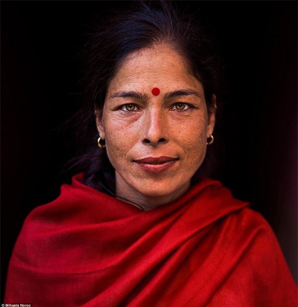 Một phụ nữ sống tại Kathmandu, Nepal. Noroc cho biết khi gặp người phụ nữ này, bà không biết nói tiếng Anh, nhưng con trai bà thì biết. Noroc đã xin cậu con trai được chụp ảnh chân dung bà, và người con trai hỏi: “Vì sao?”, Noroc trả lời rằng: “Vì bà ấy xin đẹp”. Cậu con trai đã mỉm cười đầy tự hào, nhìn về mẹ mình và nói: “Đúng vậy!”
