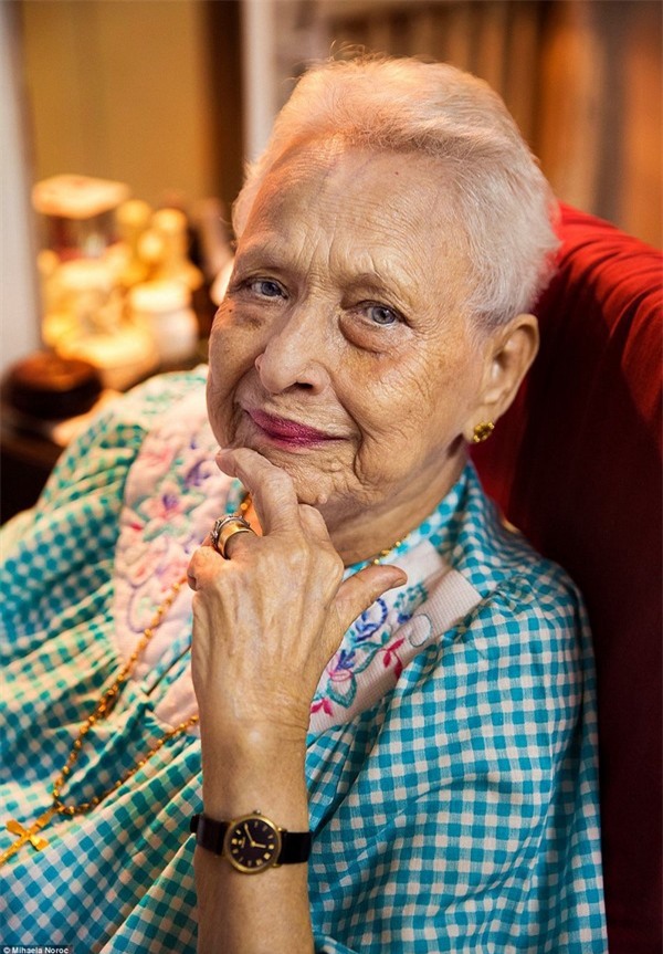Người phụ nữ 100 tuổi sống tại Mumbai (Ấn Độ), nhưng vẫn rất trẻ trung trong bức ảnh chân dung của Noroc