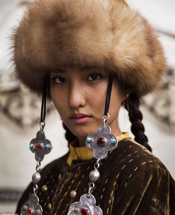 Cô gái trong bộ trang phục truyền thống của Kyrgyzstan