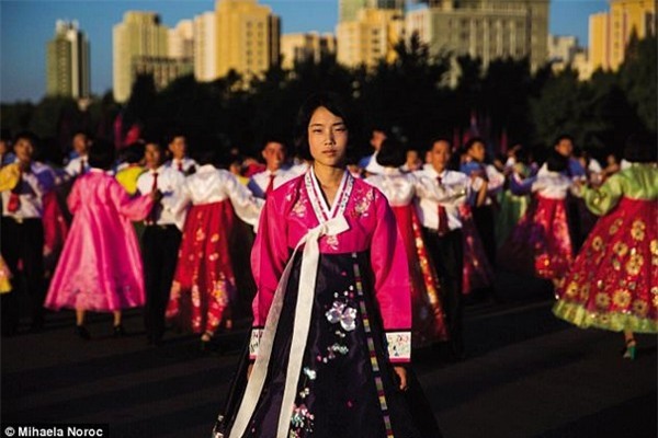 Một cô gái người Triều Tiên mà Noroc chụp được trong chuyến đi đến “quốc gia bí ẩn nhất thế giới”