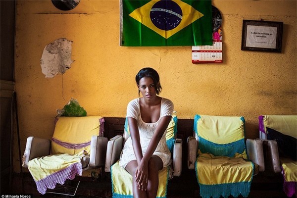 Cô gái bên trong căn hộ của mình ở Rio de Janeiro, Brazil