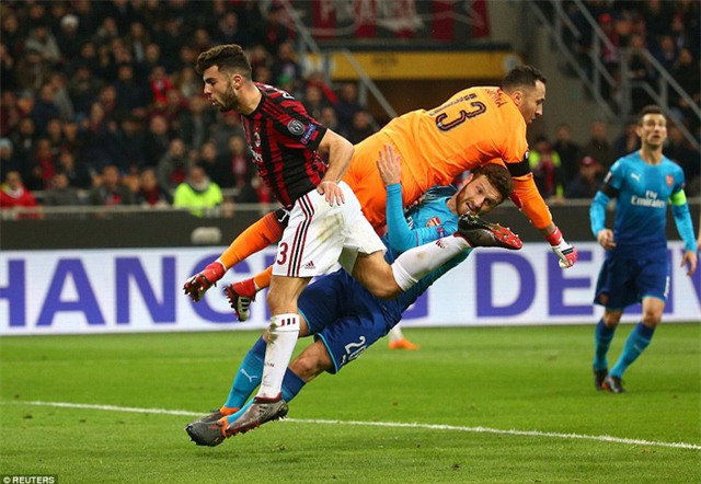  Thủ thành Ospina được thay thế Cech bắt chính, đã nhiều vô hiệu hóa thành công các chân sút AC Milan 