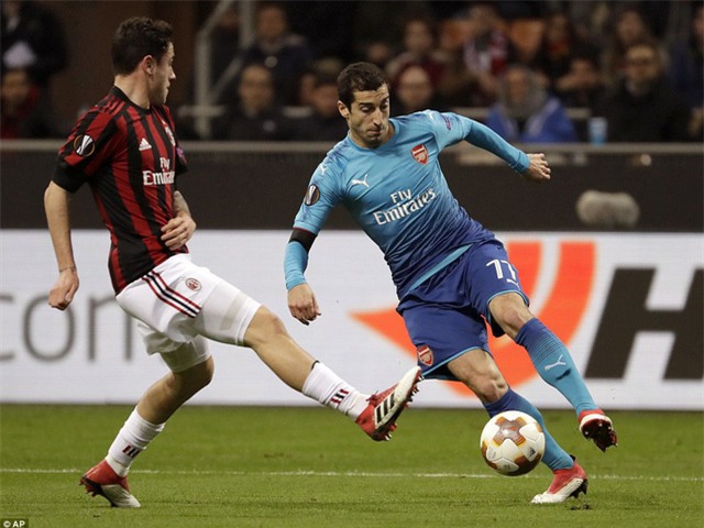 Mkhitaryan chơi đầy hiệu quả ở bên cánh, đây là tình huống anh dễ dàng vượt qua Davide Calabria
