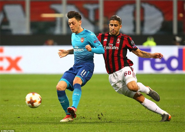 Oezil hoàn thành tốt vai trò nhạc trưởng của Arsenal