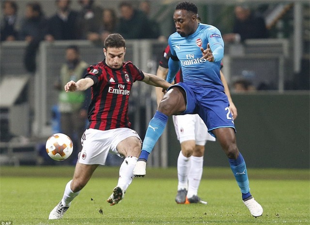 Welbeck chơi khá xông xáo, đầy là tình huống cầu thủ người Anh nhanh chân dứt điểm trước sự áp sát của Giacomo Bonaventura