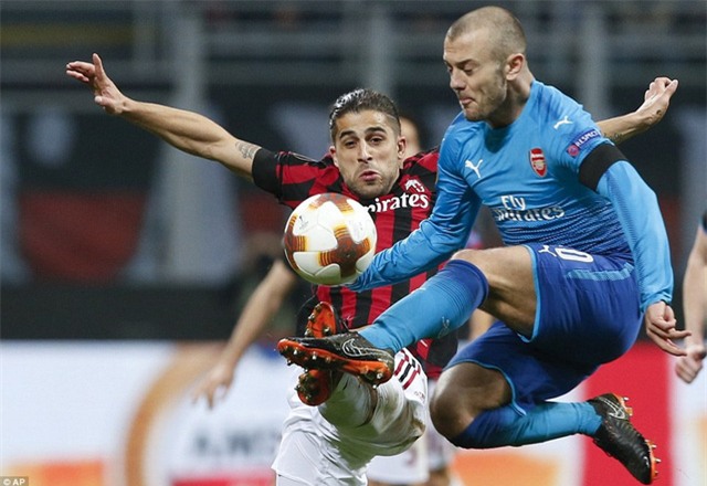 Jack Wilshere trong pha tranh bóng quyết liệt với Ricardo Rodriguez bên phía AC Milan