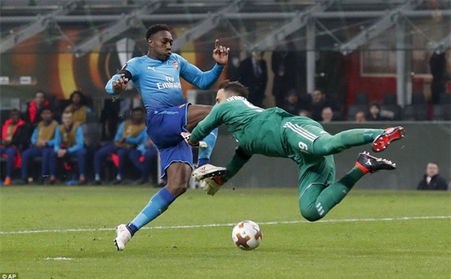 Welbeck trong một tình huống bắt tốc độ, nhưng anh không nhanh bằng thủ môn Donnarumma
