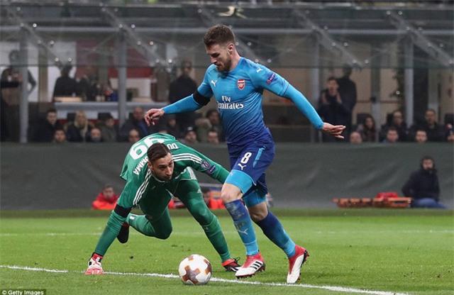 Aron Ramseny trong pha bóng vượt qua Donnarumma để nâng tỷ số lên 2-0 ở phút 45 cho AC Milan