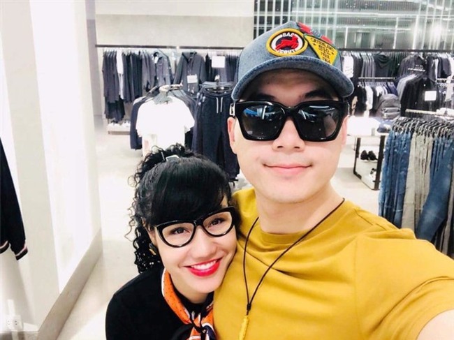 Cặp đôi có những cử chỉ tình tứ. - Tin sao Viet - Tin tuc sao Viet - Scandal sao Viet - Tin tuc cua Sao - Tin cua Sao