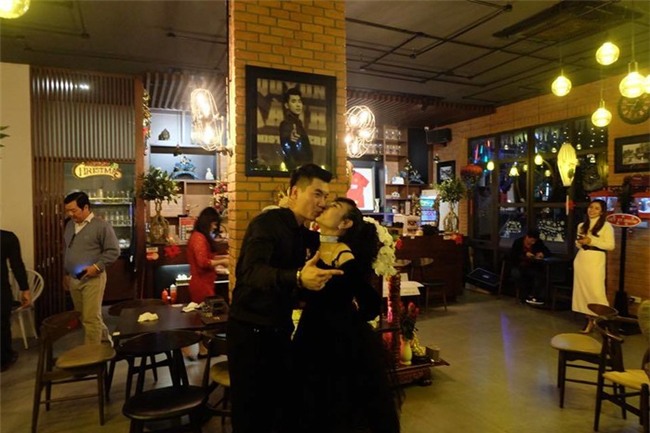 Cả ngại không ngại trao nhau nụ hôn ngọt ngào tại nơi đông người.&nbsp; - Tin sao Viet - Tin tuc sao Viet - Scandal sao Viet - Tin tuc cua Sao - Tin cua Sao