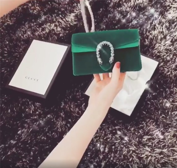 Ngọc Trinh bất ngờ khoe quà người yêu đại gia mới tặng dịp 8/3 - Tin sao Viet - Tin tuc sao Viet - Scandal sao Viet - Tin tuc cua Sao - Tin cua Sao