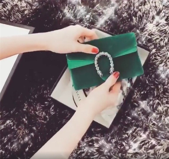Bên cạnh đó, người đẹp cũng vừa khoe chiếc túi đắt đỏ của nhãn hàng Gucci mà cô được tặng trong ngày Quốc tế Phụ nữ. - Tin sao Viet - Tin tuc sao Viet - Scandal sao Viet - Tin tuc cua Sao - Tin cua Sao